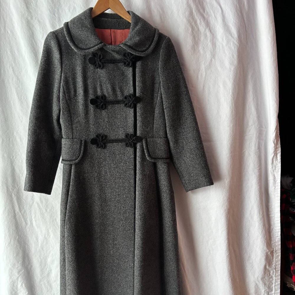 Long Black Custom tailored wool ladies gray coat with silk lining size fits 0-2